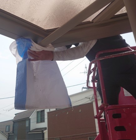 堺市北区で高所作業車で2階ベランダ屋根の軒樋清掃を行いました
